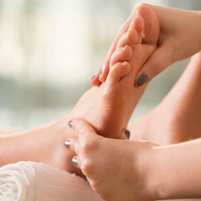 Trattamento Piedi + Pedicure Estetico Shine 